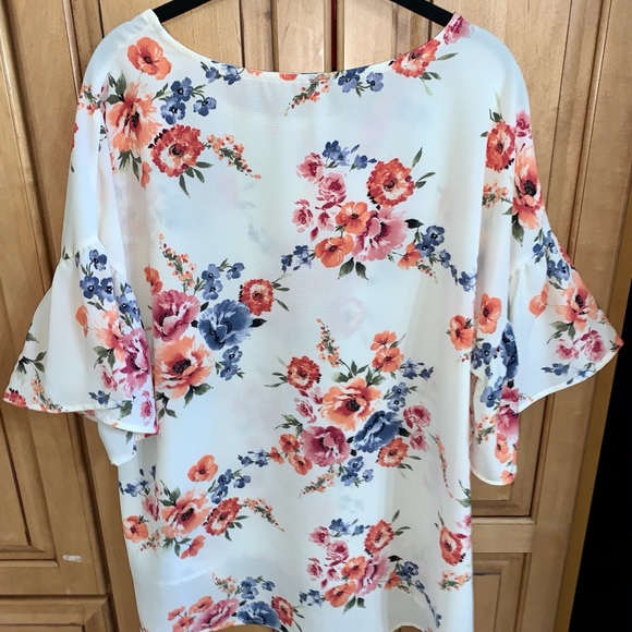 π Ivory Floral TopπΈ - Picture 10 of 12